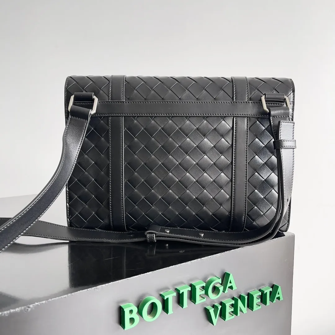 Batch 1960 BOTTEGA VENETA 2025 new product PICCOLO PORTFOLIO men's briefcase is officially shipped. BV's briefcases have always continued the simple and elegant design, and this time is no exception. The difference is that the overall shape of this briefcase is free and youthful, which reduces a lot of seriousness and creates a relaxed atmosphere. The small size can also be worn cross-body, which is very convenient for elites who do not need to carry many items when going out. The open-top design is more simple. It comes with two open small compartments and a large zippered compartment. It can be stored in an orderly manner anytime and anywhere, and the items carried in the bag can be clearly seen at a glance. Style number: 815785 Size: 30*21*6.5cm